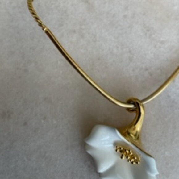 Vintage Biagi necklace -Gold & white enamel flower pendant - Picture 4 of 6